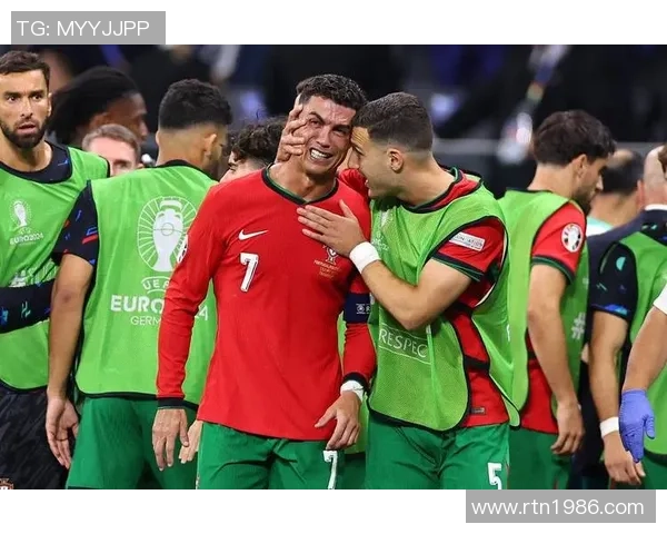 珍贵足球明星合影照记录历史瞬间展现球场风采与友谊的珍贵时刻